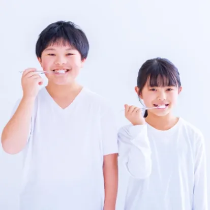 歯ブラシを持って笑う子どもたち