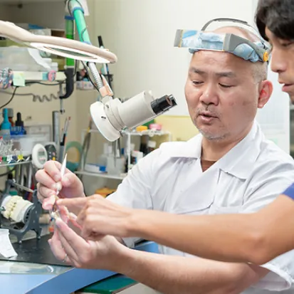 院内技工室で作業する歯科技工士