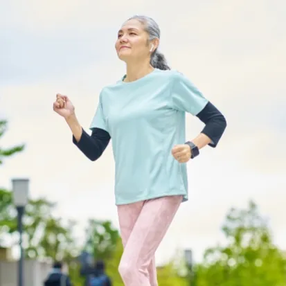 健やかに歩く高齢の女性